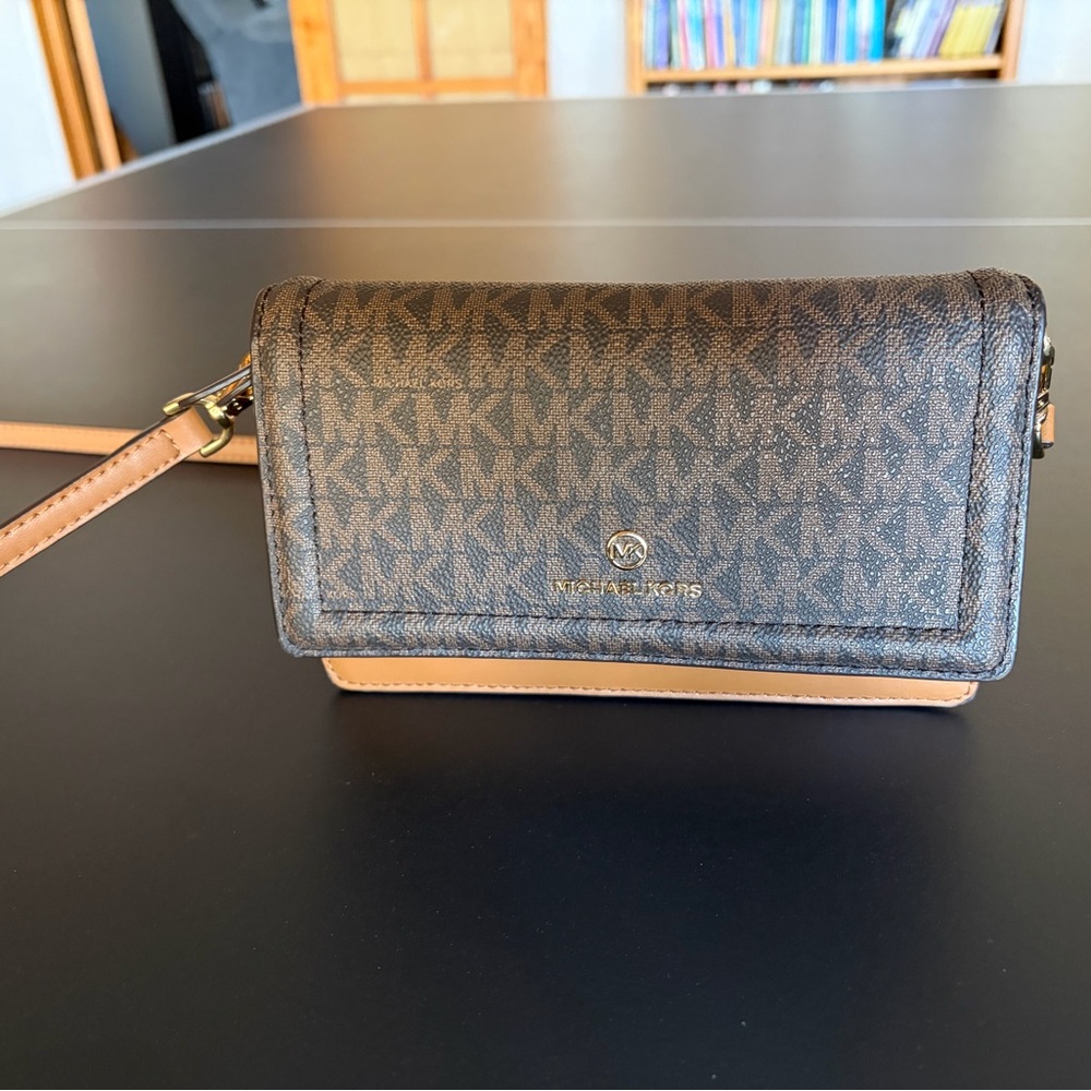 NWOT Michael Kors Jet Set Phone Crossbody